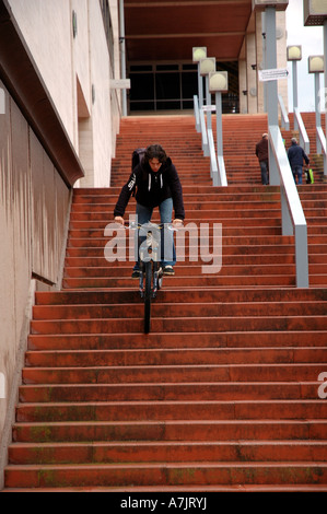 Fou du vélo de montagne équitation dans un escalier, Barcelone, Catalogne, Espagne Banque D'Images
