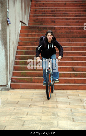 Fou du vélo de montagne équitation dans un escalier, Barcelone, Catalogne, Espagne Banque D'Images