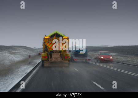 Le sablage DES JAUNES AVEC CAMION CHASSE-NEIGE, RÉPANDRE DU SABLE ET GRAVIER SUR LA ROUTE DU SEL Banque D'Images