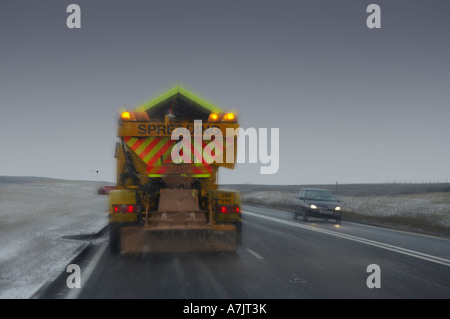 Le sablage DES JAUNES AVEC CAMION CHASSE-NEIGE, RÉPANDRE DU SABLE ET GRAVIER SUR LA ROUTE DU SEL Banque D'Images