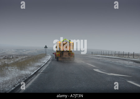 Le sablage DES JAUNES AVEC CAMION CHASSE-NEIGE, RÉPANDRE DU SABLE ET GRAVIER SUR LA ROUTE DU SEL Banque D'Images