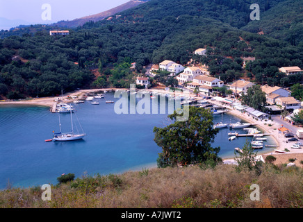 La petite station balnéaire d'Agios Stefanos sur l'île Ionienne de Corfou en Grèce. Banque D'Images