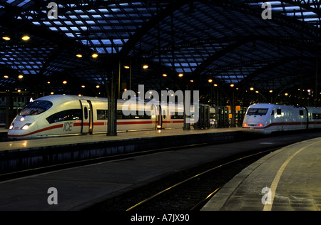 Les trains Inter City Express à la Cologne HBF gare la Rhénanie du Nord-Westphalie, Allemagne Banque D'Images