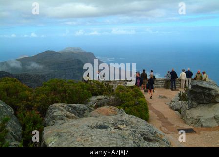 Les touristes à la zone de visualisation sur la Montagne de la table en regardant vers le Cap de Bonne Espérance, Cape Town Afrique du Sud Banque D'Images