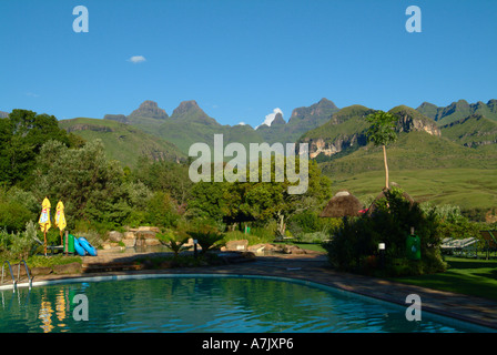 Piscine à Cathedral Peak Hotel avec l'intérieur de la Corne et Bell Cathedral Peak montagnes en arrière-plan le Kwazulu Natal Banque D'Images