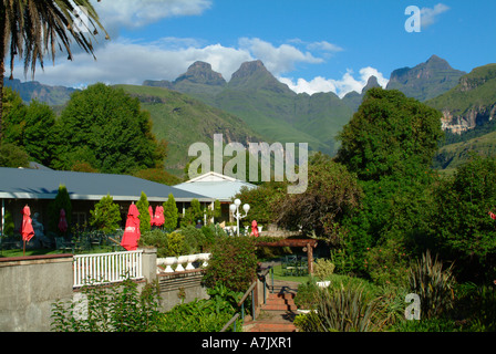 Corne intérieure et extérieure de la cloche et de Cathedral Peak Mountains de Cathedral Peak Hôtel royaume zoulou Kwazulu Natal Banque D'Images