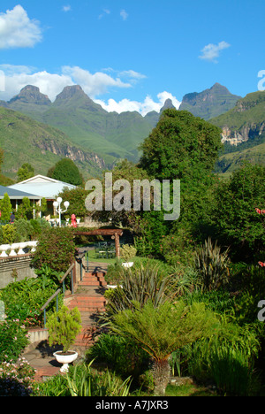 Corne intérieure et extérieure de la cloche et de Cathedral Peak Mountains de Cathedral Peak Hôtel royaume zoulou Kwazulu Natal Banque D'Images