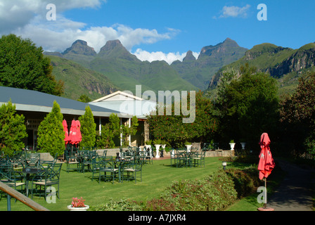 Corne intérieure et extérieure de la cloche et de Cathedral Peak Mountains de Cathedral Peak Hôtel royaume zoulou Kwazulu Natal Banque D'Images