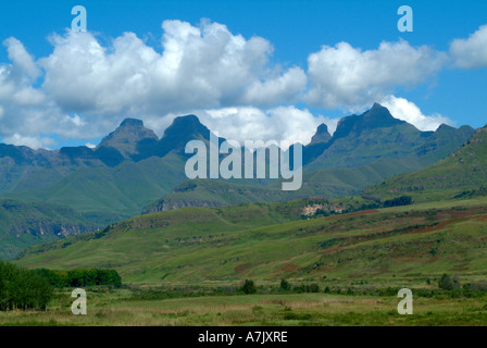 Corne intérieure et extérieure de la cloche et de Cathedral Peak, dans la chaîne de montagnes du Drakensberg royaume zoulou Kwazulu Natal Banque D'Images