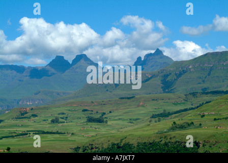 Corne intérieure et extérieure de la cloche et de Cathedral Peak, dans la chaîne de montagnes du Drakensberg royaume zoulou Kwazulu Natal Banque D'Images