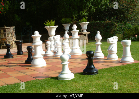 Le jeu d'échecs géant dans le parc de Cathedral Peak Hotel montagnes du Drakensberg Afrique du Sud Banque D'Images