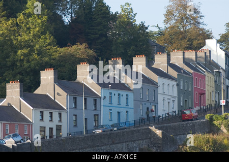 Une vue de l'époque victorienne aux couleurs pastel des maisons mitoyennes, Llandeilo, Carmarthanshire, Pays de Galles, Royaume-Uni. Banque D'Images