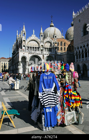 Vendeur de rue italien décrochage souvenirs à la place St Marc Venise italienne de football populaire vend des vêtements replica Italie Europe EU Banque D'Images