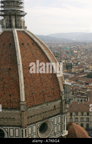 La foule des touristes galerie affichage circulaire en haut de la cathédrale Duomo de Florence avec vue sur Florence Toscane Italie Europe Banque D'Images