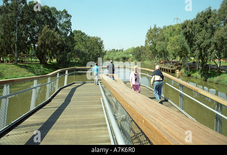 Pont de la rivière Yarkon ,,eau,arbres,vert,promenade,promenade Banque D'Images