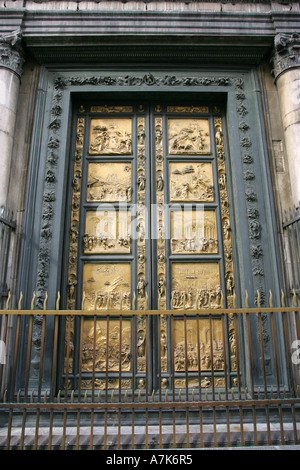 Ornate célèbre Porte du Paradis bas-reliefs de la porte de bronze sur cette partie de la porte guilded Florence Duomo Italie EU Banque D'Images