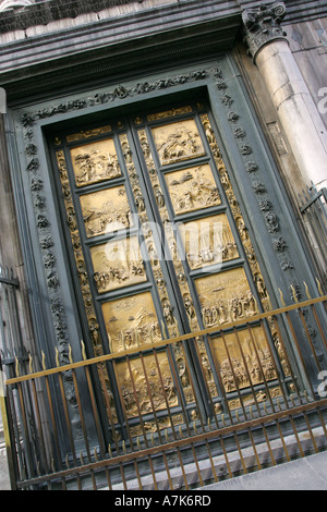 Ornate célèbre Porte du Paradis bas-reliefs de la porte de bronze sur cette partie de la porte guilded Florence Duomo Italie EU Banque D'Images