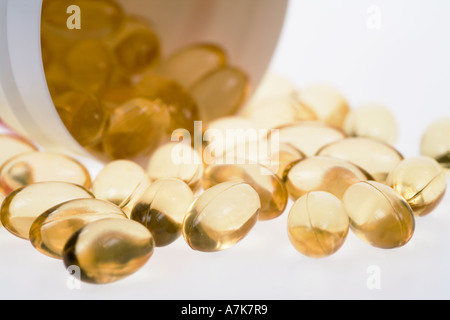 Comprimés rempli avec de l'huile de poisson Omega 3 capsules sur fond blanc Banque D'Images