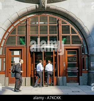 Les hommes d'affaires à l'entrée du siège de l'Office de Goldman Sachs dans Fleet Street London England UK KATHY DEWITT Banque D'Images