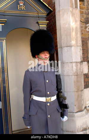 Guardsman sur service de sentinelle à l'extérieur de Saint James Palace, Londres. Banque D'Images