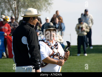 George Lopez avec son caddy au 2007 Bob Hope Chrysler Golf Banque D'Images