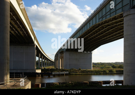 Vue sud du viaduc THELWALL ET M6 Autoroute Manchester Ship Canal ANGLETERRE Banque D'Images