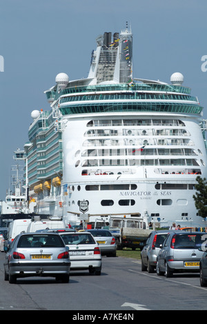 Port de Southampton Navigator of the Seas bateau de croisière aux côtés de l'Angleterre UK Banque D'Images