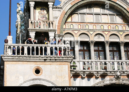 Les touristes d'admirer la vue de la Place Saint Marc depuis le balcon de la célèbre Cathédrale Basilique Saint Marc Catholique Venise Italie UE Banque D'Images