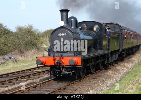 Train à vapeur remorqué par J15 moteur classe approche Weybourne, North Norfolk Pâques 2007 chemins de fer Banque D'Images