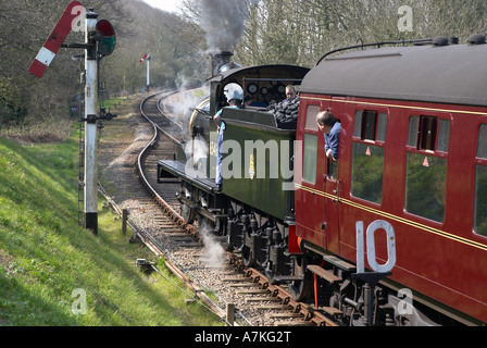 J15 et le train au départ de la station de North Norfolk Weybourne, chemin de fer à destination de Holt. Banque D'Images