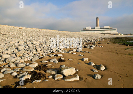 La plage de galets à Limpert Bay et d'Aberthaw Power Station Aberthaw Wales UK Banque D'Images