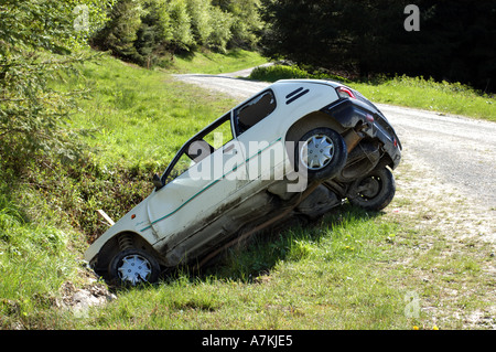 Peugeot 205 s'est écrasé 0n piste en forêt Banque D'Images