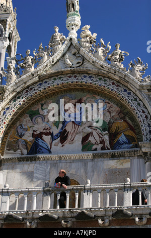 Admire touristique vue de la place Saint-Marc depuis le balcon de la cathédrale St Marc avec mosaïque colorée derrière Venise Italie Europe Banque D'Images