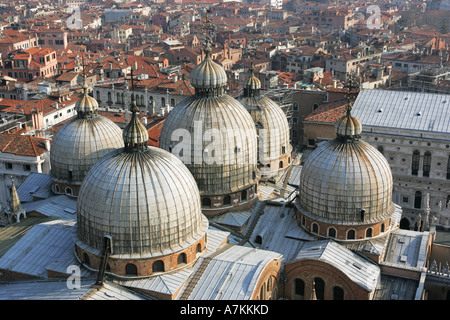 Vue aérienne de l'architecture de renommée mondiale et toit en dôme de la Basilique St Marc à Venise Italie à destination de l'UE européenne Banque D'Images