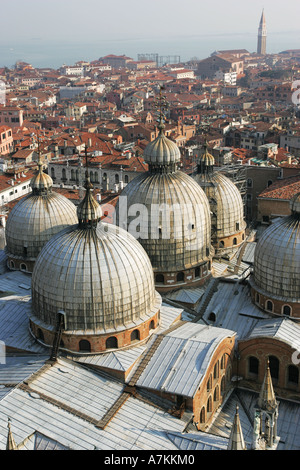 Vue aérienne de l'architecture de renommée mondiale et toit en dôme de la Basilique St Marc à Venise Italie à destination de l'UE européenne Banque D'Images