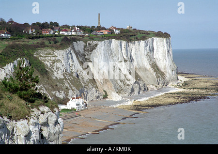 Monument de patrouille de Douvres falaise blanche's de Dover St Margarets at cliffe Kent England uk go Banque D'Images