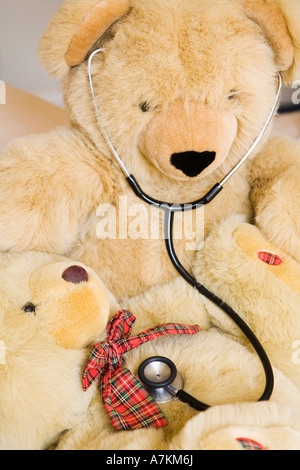 Nounours avec stéthoscope se présentant comme médecin et patient. Idéal pour illustrer la pédiatrie. Banque D'Images