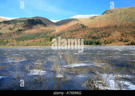 Lac gelé thirlmere helvellyn hiver au-delà de cumbria lake district national park england uk Banque D'Images