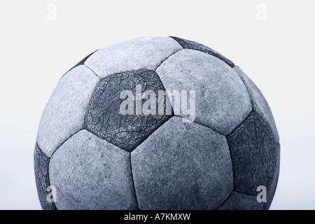 Battues vieux ballon de soccer sur fond blanc, découper, image en noir et blanc, aux tons bleus, football relegation Banque D'Images