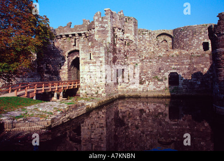 Les douves et l'entrée du château de Beaumaris, sur l'île d'Anglesey au nord du Pays de Galles uk go Banque D'Images