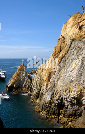 Les falaises de la Quebrada dans la baie d'Acapulco, Mexique Banque D'Images