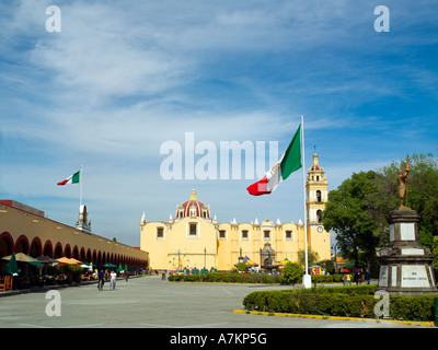 Les chambres spacieuses du zocalo de Cholula avec l'église San Pedro et dense portail Banque D'Images