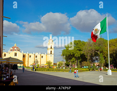 Le Grand Plaza de Cholula avec l'église San Pedro et dense portail Banque D'Images