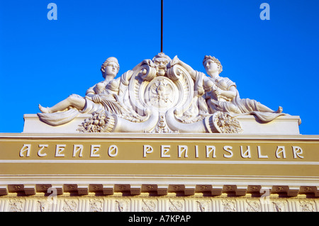 Parures élaborées sur un vieux bâtiment colonial en bordure de Merida Plaza Grande Banque D'Images