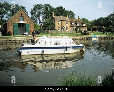 Guildford Surrey England UK peut un white motor yacht quitte Dapdune Wharf sur la rivière navigable Wey Banque D'Images