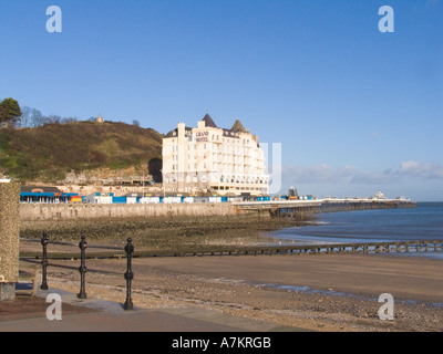 CONWY LLANDUDNO NORTH WALES UK Janvier à la Côte-Nord à travers la principale plage vers Grand Hôtel et l'Embarcadère station balnéaire populaire Welsh Banque D'Images