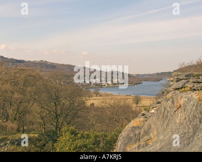 LLANBERIS GWYNEDD AU NORD DU PAYS DE GALLES UK Mars face aux Lac Padarn et Caernarfon Town de Dolbadarn Banque D'Images