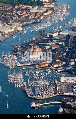 Et Cowes Yacht Haven Marina. Medina river et le port. Île de Wight. Après la course de l'Île ronde. Banque D'Images