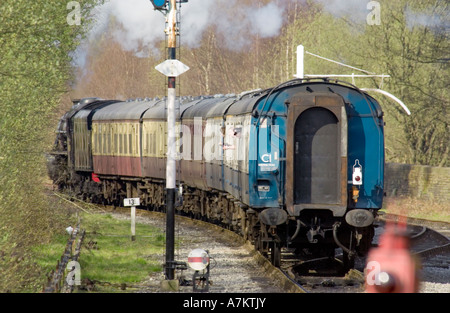 La vapeur d'un train de voyageurs transportés s'éloigne de Ramsbottom. Banque D'Images