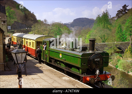 Un réservoir du moteur tire un train sur le chemin du patrimoine de Llangollen à Berwyn station dans la vallée de la Dee, au nord du Pays de Galles. Banque D'Images